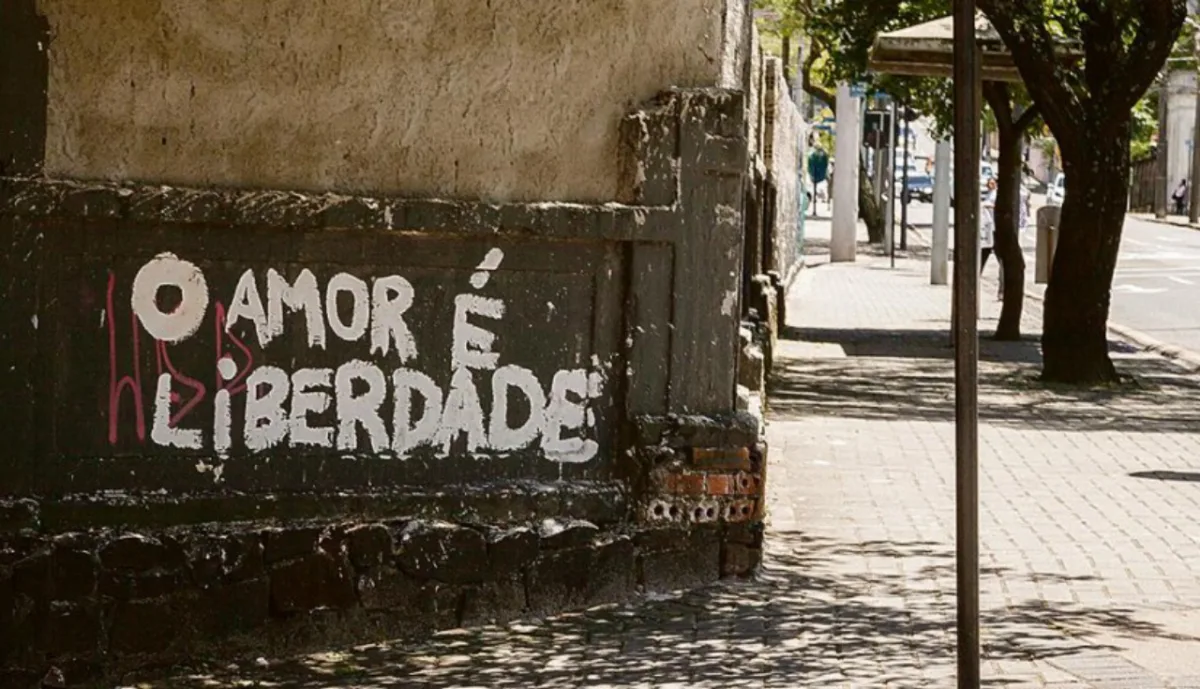 O romantismo é inspiração de muitos dos pensamentos estampados nas ruas. Fotos: Fernando Zequinão / Gazeta do Povo.