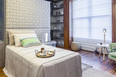 Quarto do Surfista, assinado por Hellen Giacomitti para a Casa Cor 2015. Foto: Fernando Zequinão.