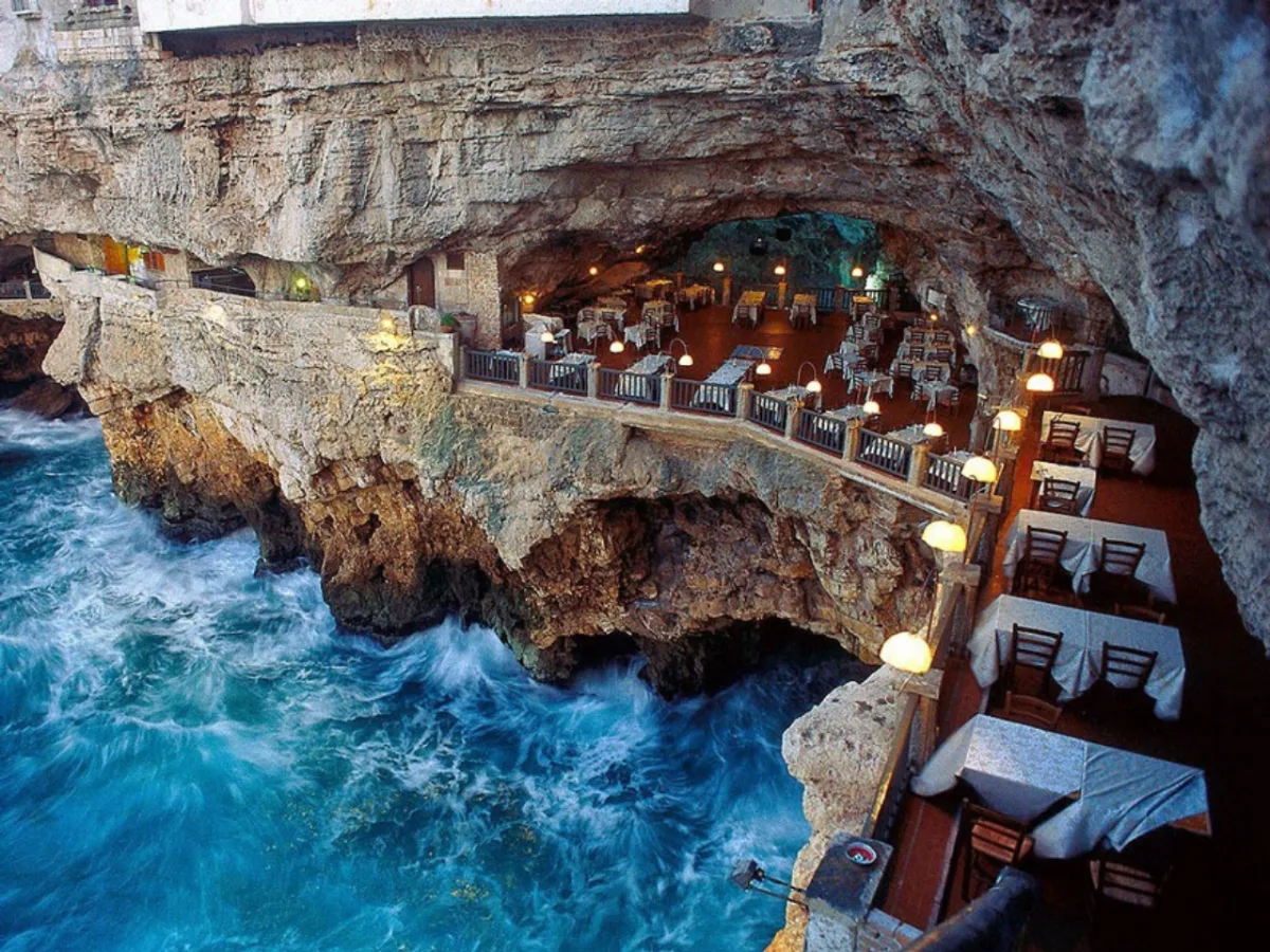 Na Itália é possível fazer uma refeição apreciando essa vista deslumbrante. Crédito: Divulgação Grotta Palazzese