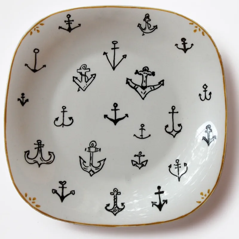 Prato decorativo Anchor, pintado à mão. Na Mari Mauro, R$ 80.