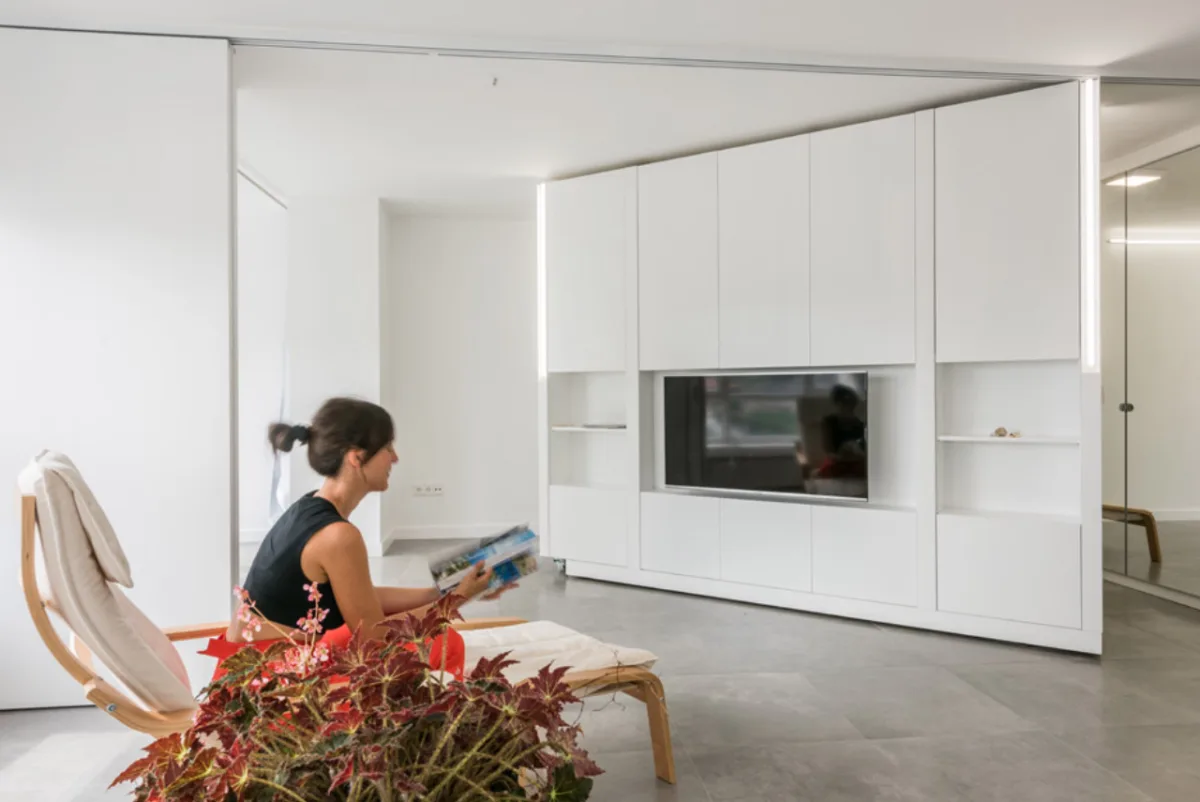 Apartamento na Espanha com parede móvel: os espaços são dinâmicos e a vontade momentânea dos moradores é decisiva para transformar os cômodos. Fotos: Javier de Paz García/PKMN Architectures/Divulgação