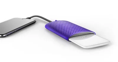 O dispositivo Jaq MyFC carrega o celular sem precisar ligá-lo na tomada. Graças a uma combinação de sal, água e óxido de metal, que produz hidrogênio, e uma célula combustível que converte a substância em energia. Foto:  Jaq MyFC/Divulgação