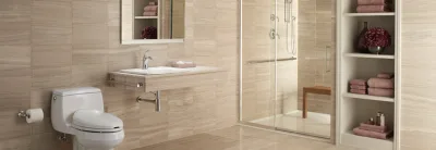 O ambiente precisa ter espaço suficiente para a circulação de pelo menos duas pessoas, para facilitar a ajuda ao idoso. Crédito: Kohler.com. 