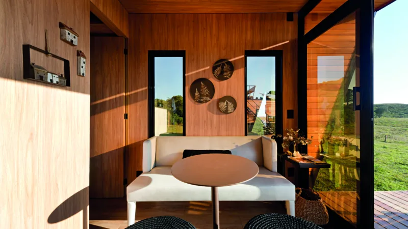 Na decoração, muito amadeirado e outros materiais naturais, o que contribui para o isolamento térmico e acústico.