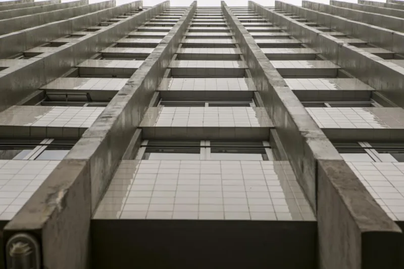 Geometrismo entre pilares de concreto e janelas bem distribuídas
no Edifício Saldanha
da Gama.