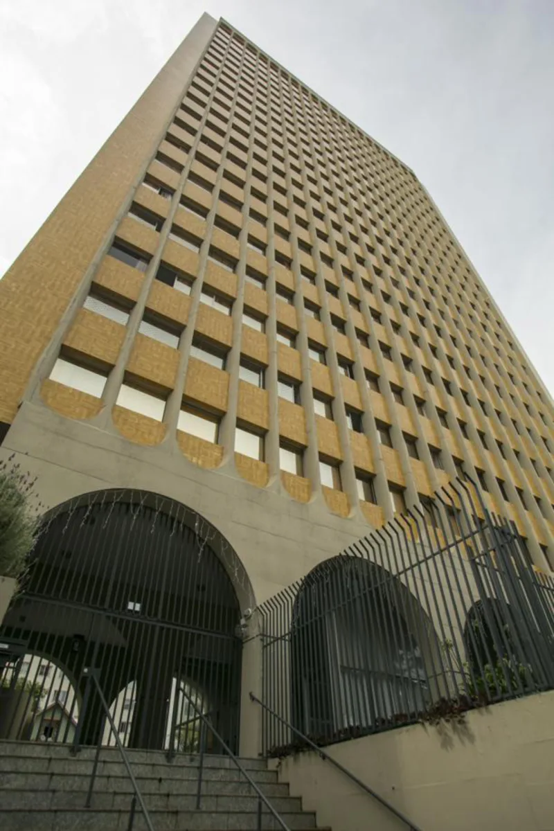 Edifício
Mikare Thá tem pilares externos e vigas de concreto aparente, características brutalistas. Foto: Marcelo Andrade/Gazeta do Povo.