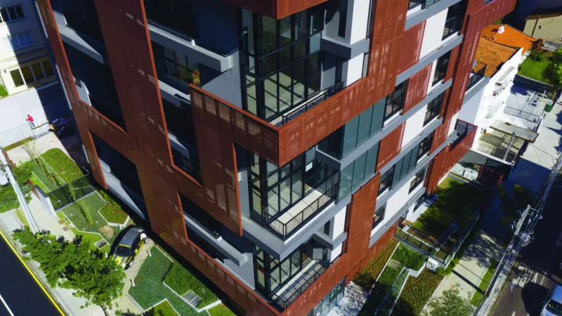 Projetado pelo escritório Baggio Schiavon Arquitetura, o Residence Open Concept – ROC Batel não tem grades ou muros. O empreendimento da Laguna permite a integração completa do edifício à paisagem do bairro, transformando o espaço público no quintal dos moradores.
