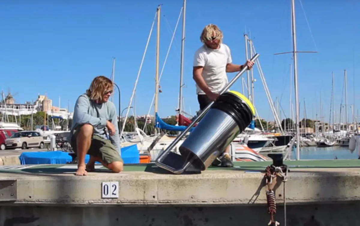 Os australianos Andrew Turton e Pete Ceglinski criaram uma lixeira marinha que coleta automaticamente objetos de plástico, papel, gasolina, petróleo e detergente. Fotos: Seabin Project/Divulgação
