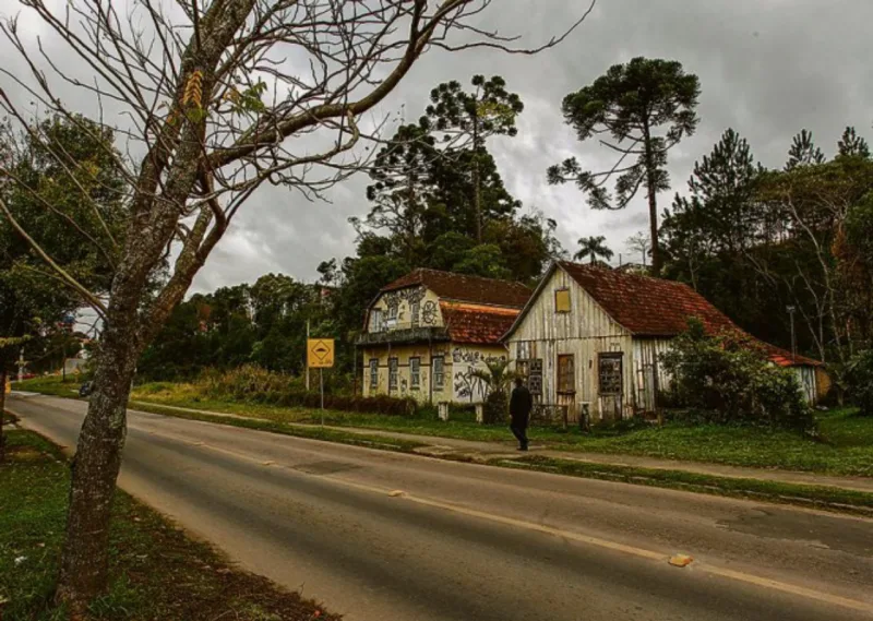 Na altura do Passaúna, a Rua Eduardo Sprada mantém características de estrada rural. Fotos: Foto: Daniel Castellano/Gazeta do Povo.