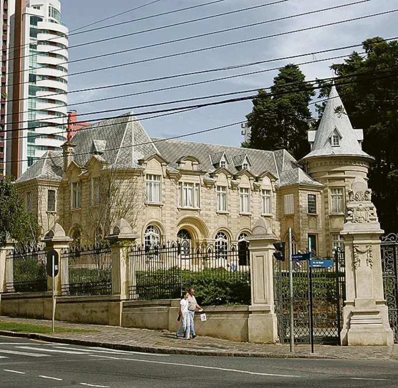 Casarão do ciclo da erva-mate é referência na Avenida do Batel. Foto: Ivonaldo Alexandre/Gazeta do Povo.