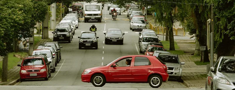 A Avenida Souza Naves encerra o percurso de 18 quilômetros com ares residenciais, que, aos poucos, vem recebendo empreendimentos comerciais. Foto: Aniele Nascimento / Gazeta do Povo.