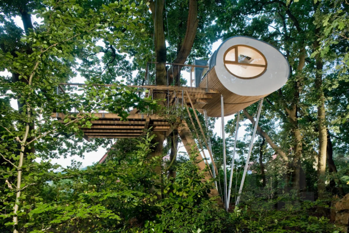 A futurista Treehouse Djuren fica a 5,6 metros do solo. / Crédito: Divulgação.