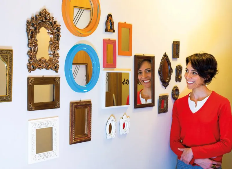 A parede de espelhinhos dá o charme da decoração na casa da bailarina Alessandra Lange. Fred Kendi/Gazeta do Povo.