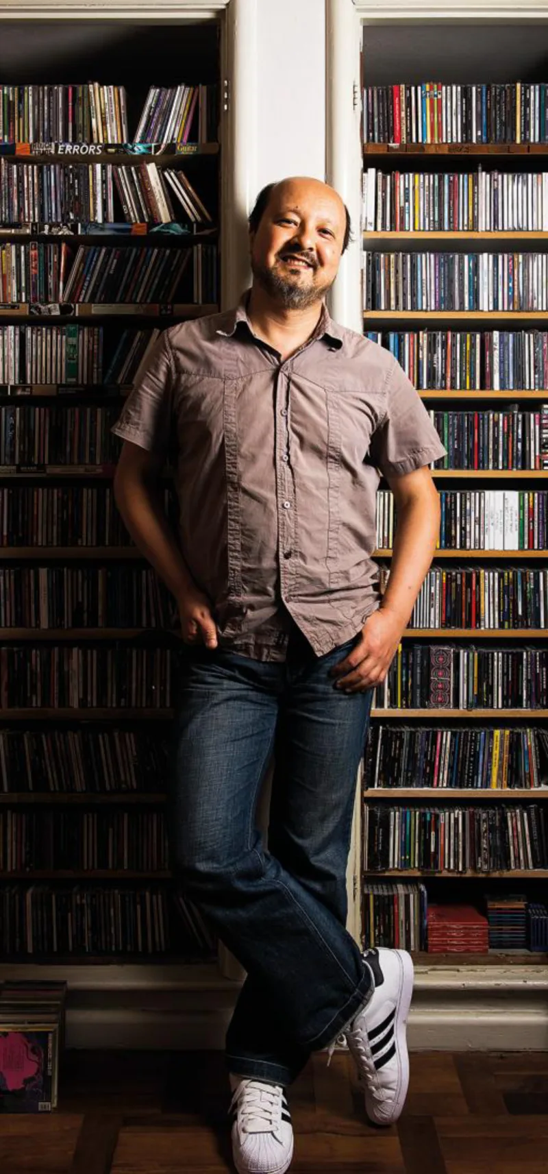 Música e artigos vintage compõem o cenário do apartamento de Horácio De Bonis. Fred Kendi/Gazeta do Povo.