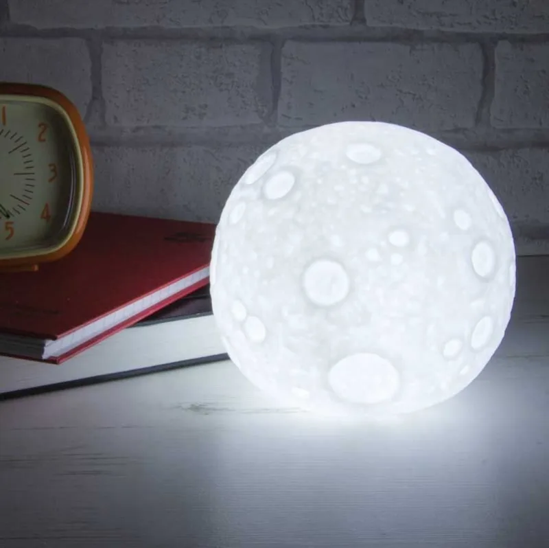 Para aquele amigo que vive no mundo da lua, luminária Moonlight. Na loja O Segredo do Vitório, R$ 99,90.