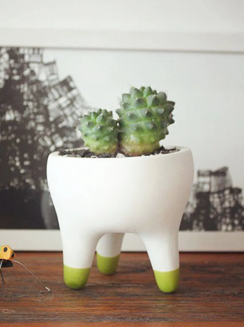 Conhece alguém que adora flores e plantas? O vasinho Pés custa R$ 100, na loja Astor.