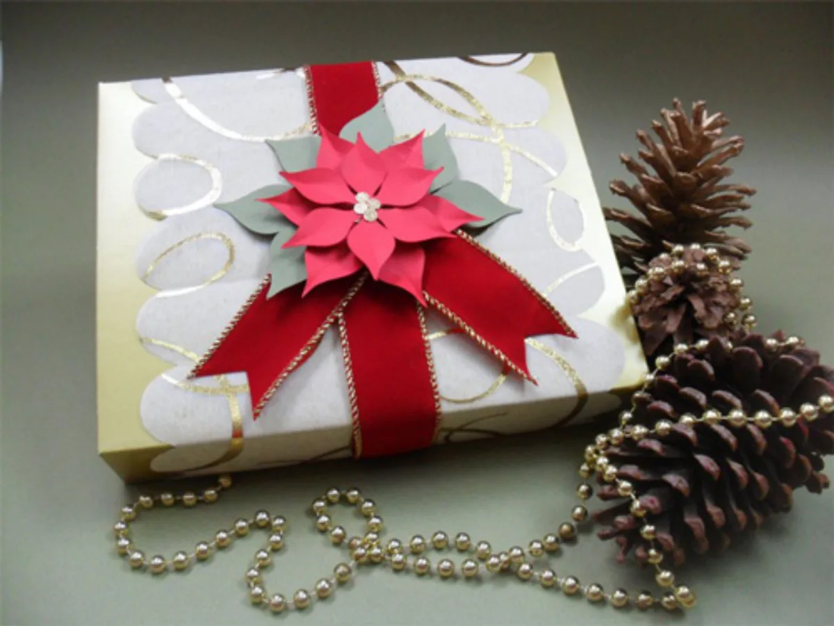 Embalagem de Natal com flor de papel é fácil e deixa o presente mais bonito. Fotos: divulgação.