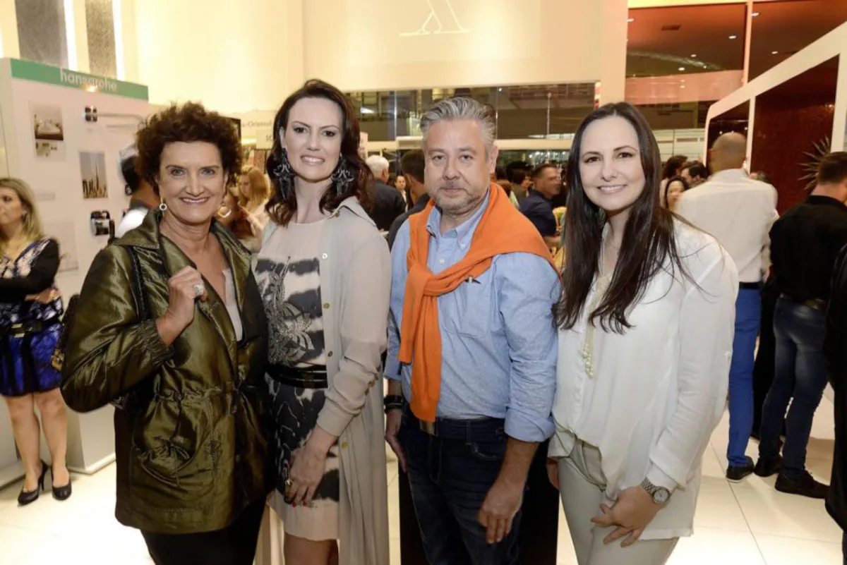 Marina Nessi, Gisele Busmayer,  Eduardo Mourão e Carolina Reis. Foto: Kraw Penas/Divulgação 