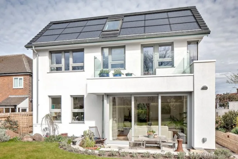 Casa mais eficiente do mundo fica na Inglaterra e gasta apenas R$ 7 de energia por mês.
Fotos: Liverpool Echo e Greensaver