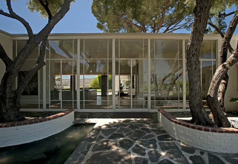 Casa em que viveu Frank Sinatra por quase uma década é cercada por paredes de vidro.
Fotos: Alfemminile / Pinterest