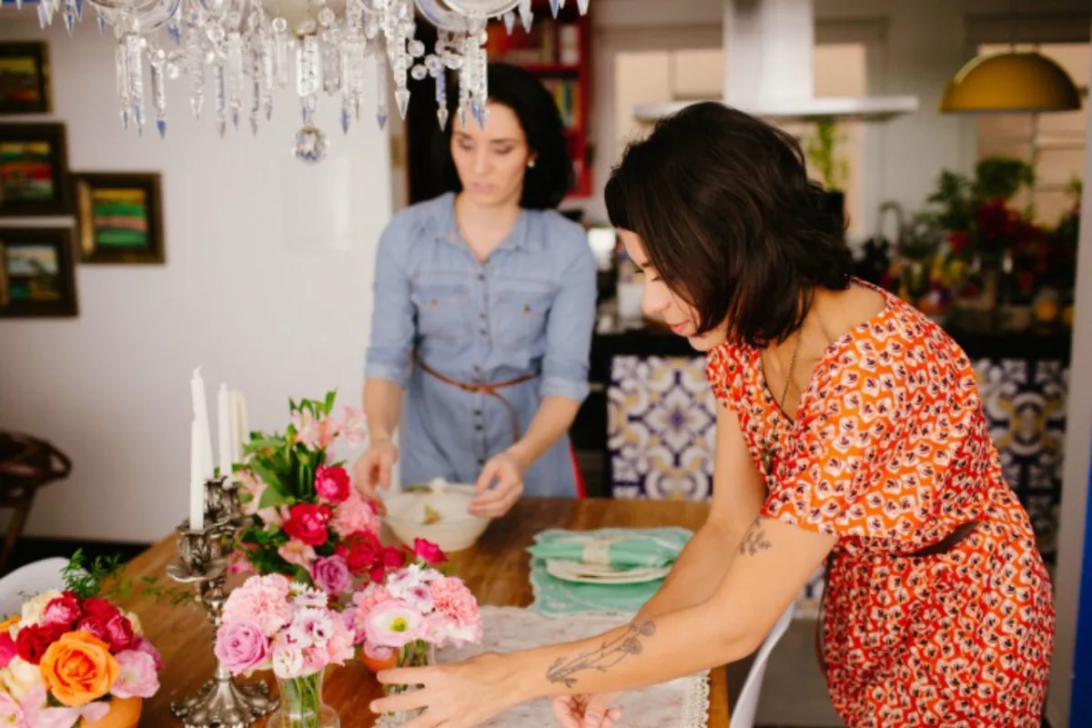 Na foto, As Floristas Naty Fogaça e Caroline Piegel arrumam e organizam cada detalhe da casa. Foto: Mariana Alves.