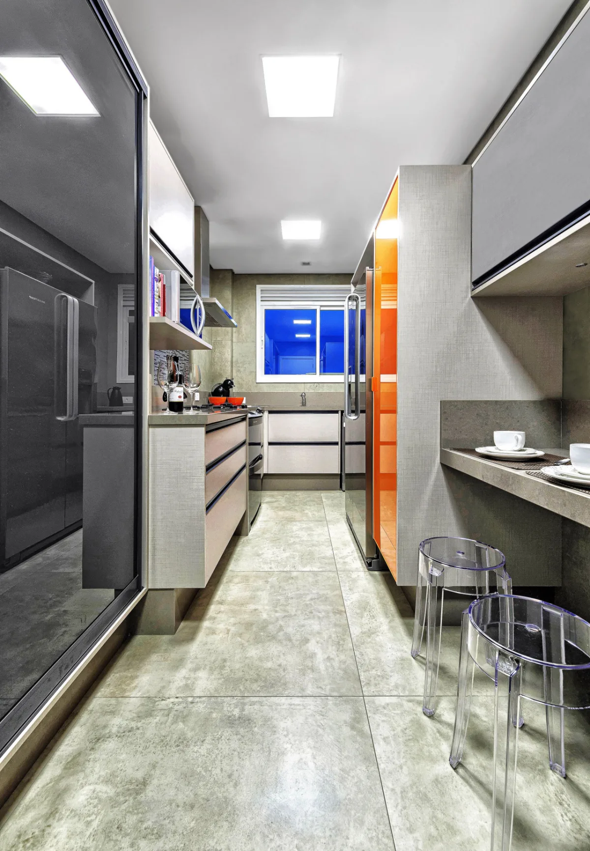 Cozinhas do tipo corredor são comuns em apartamentos pequenos. Para driblar a falta de espaço é preciso seguir algumas dicas. Este projeto é da arquiteta Daniela Brranco Omairi.  
Foto: Gerson Lima / Divulgação.   