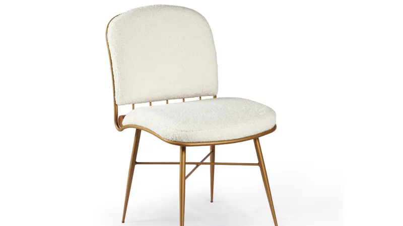 Coleção Cuore, presta homenagem a ancestralidade italiana da designer, foi desenhada com traços orgânicos e fluidos em tubos de aço carbono que abraçam quem a experimenta. Estofada com tecido de boucle, com tramas rústicas que trás a sensibilidade do feito à mão, porém na tecnologia do tear. E os detalhes esculpidos em madeira fazem a aliança entre a batida do coração das duas nações da designer