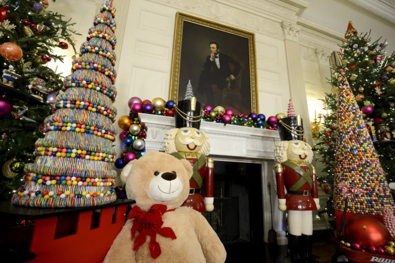A portrait of the 16th U.S. President Abraham Lincoln flanks a pair of Christmas trees, toys, Nutcracker dolls and trimmings, in the State Dining Room of the White House
Foto: Mike Theiler / Reuters.