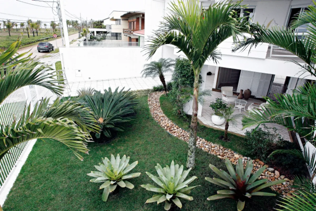 Projeto paisagístico de Guto Ciccarino em uma casa em Guaratuba. 
Foto: Felipe Rosa / Arquivo Gazeta do Povo 
