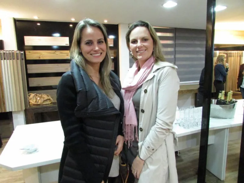 A designer de interiores Claudia Novak e a arquiteta Daniela Cerbatto. Fotos: Gabriela Broliani/Divulgação.