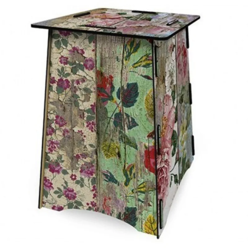Banco/mesa Flores. Em MDF estampado, R$ 149,90.
