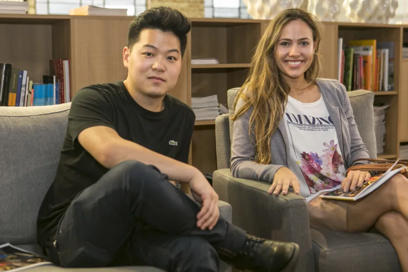 Os arquitetos Thiago Tanaka e Camille Slopele.