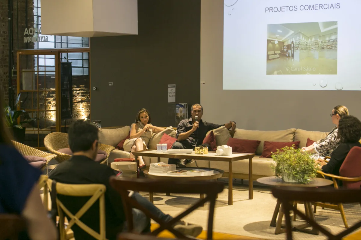 Público acompanhou o sexto No Sofá da Haus. O tema da noite foi iluminação, economia e decoração, colocado por Andréa Benthien, Claudiney Simião e Adriana Sypniewski. 
Fotos: Marcelo Andrade / Gazeta do Povo.