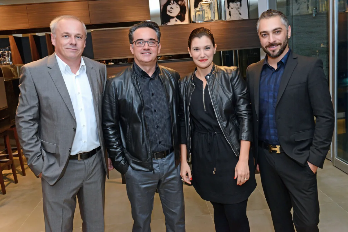 O empresário Fernando Kersting, os arquitetos Sérgio Valliatti e Luciana Patrão, e Rogerio Maia, marketing e relacionamento da S.C.A. Curitiba. Fotos: Gerson Lima/Divulgação