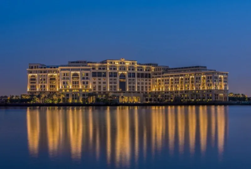 Detalhes arquitetônicos italianos e árabes fazem parte do projeto do Palazzo Versace, em Dubai.