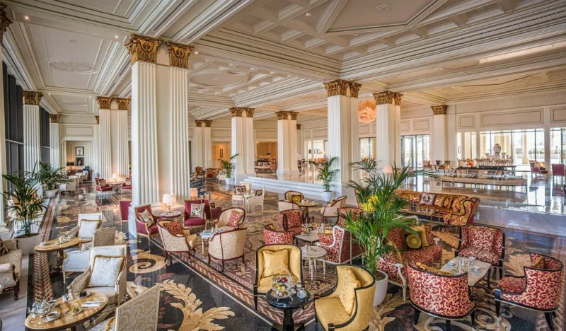 O recém-inaugurado Hotel Palazzo Versace em Dubai foi decorado por Donatella Versace.
Fotos: Palazzo Versace / Divulgação.