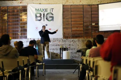 Ernesto Bueno explicou sobre a arquitetura paramétrica durante evento de abertura do Make it Big. Foto: Kevin Cruz.