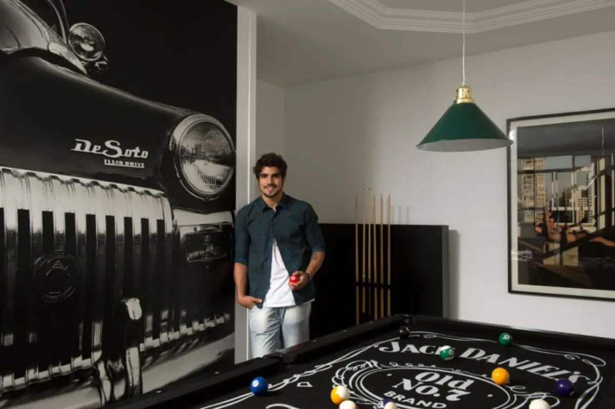 Caio Castro curte casa recém decorada pelo arquiteto Fabrício Forg, no Rio de Janeiro.
Fotos: Marcelo Magnani / Divulgação escritório Fabrício Forg.  