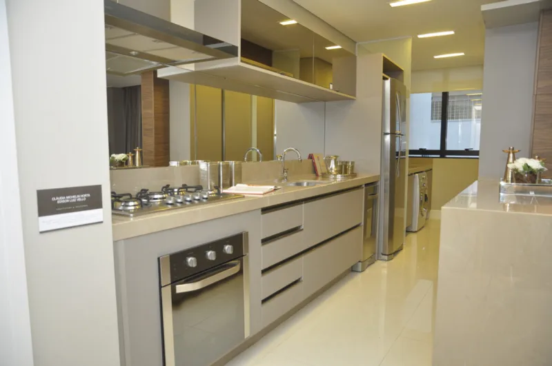 O imóvel de 120 m² foi decorado para a Construtora Adriática, como apartamento de exposição, no Centro Cívico. O apartamento tem três suités, sala de estar e jantar com cozinha integrada.