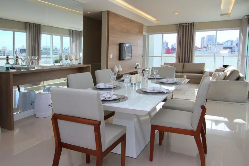Sala de jantar do piso superior foi pensada para as recepções maiores e é toda integrada com o living e sacada.