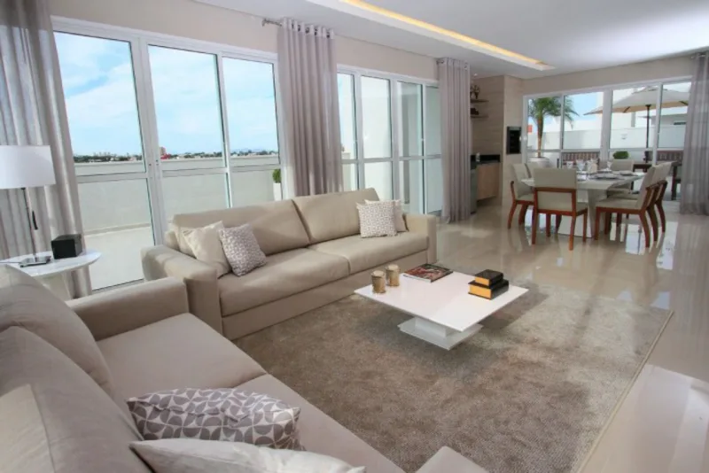 Living do andar superior promove integração com sala de jantar e área externa.
Fotos: Swell Construções / Divulgação