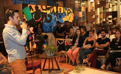 Quarta edição do No Sofá da Haus teve a participação do arquiteto e cenógrafo Felipe Guerra.