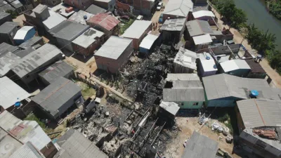 Arquitetos fazem bazar de roupas e sorteio de obras de arte para reconstruir casas destruídas pelo fogo