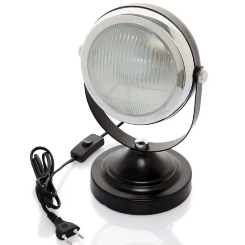 Luminária de mesa que imita farol de carro antigo, em ferro e vidro. Na Casa que tem, R$ 190.