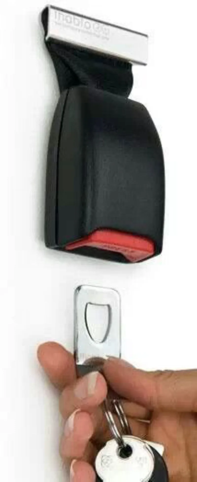 A fivela do cinto de segurança do carro se transformou num porta-chaves super funcional.
