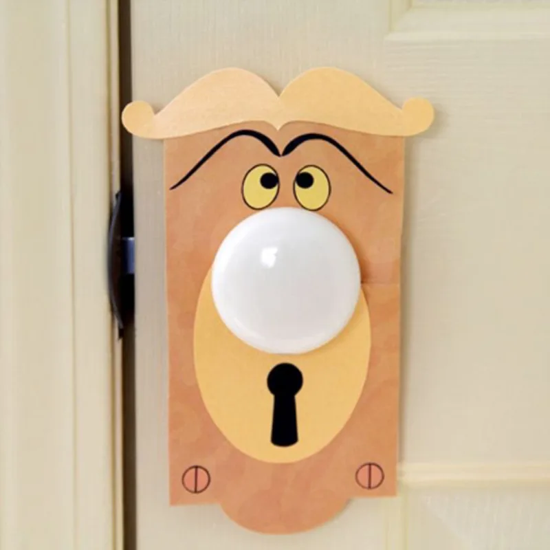 Fechadura da porta com design em homenagem às louças do filme da "Bela e a Fera".
