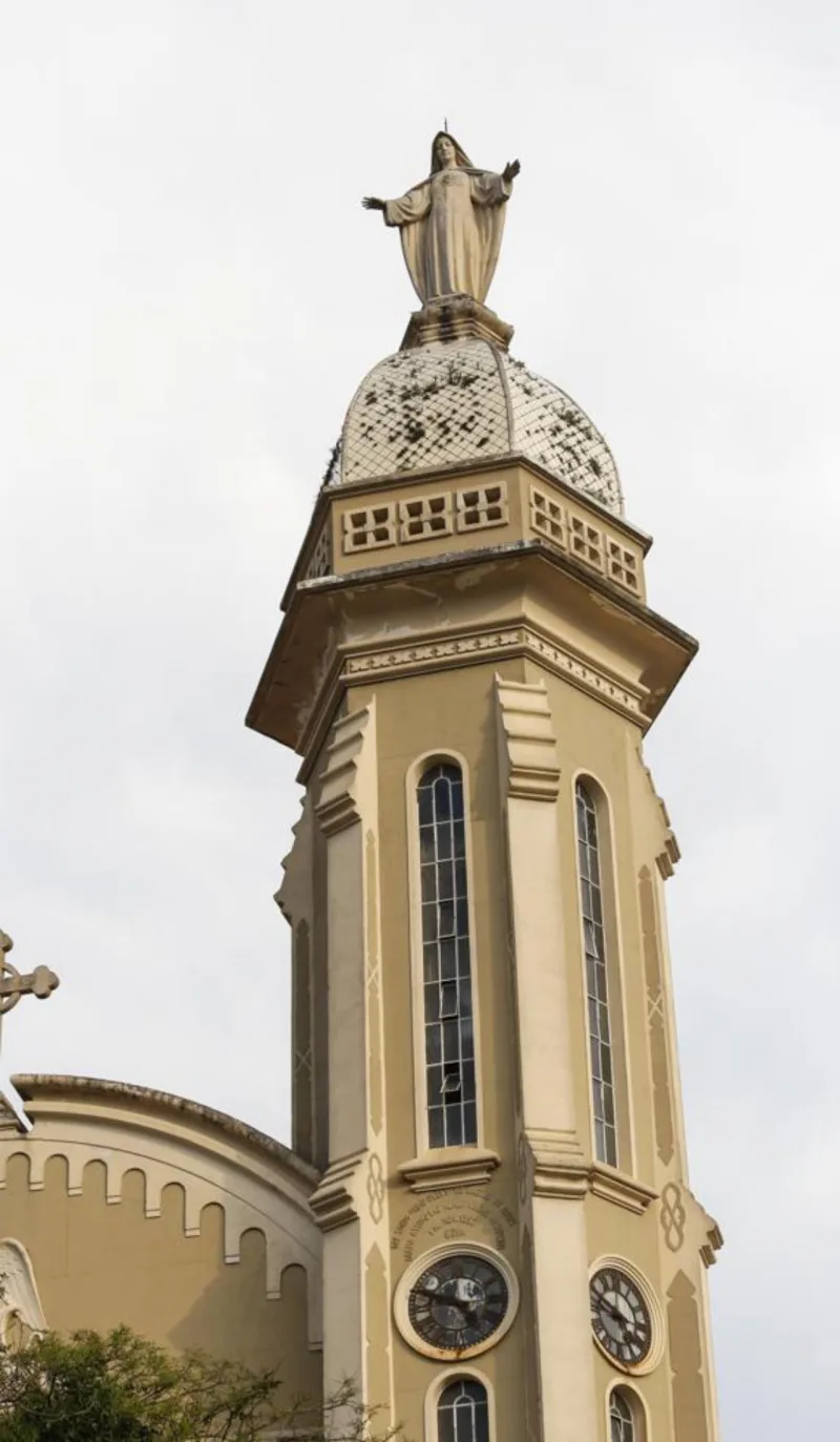 Cúpula de seis lados e fechamento cerâmico na Igreja Imaculado Coração de Maria.