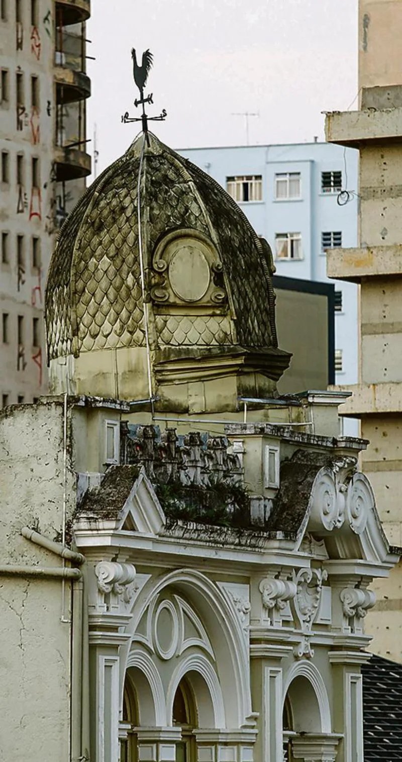 Cúpula cinza, localizada em casa do início da Riachuelo, com escamas metálicas, base de oito lados e detalhe que imita janela, em uma cópia clara, porém pouco funcional, dos domos europeus. A data de construção da casa não é certa, mas se aproxima das décadas de ouro da rede ferroviária, cuja estação ficava perto dali.
