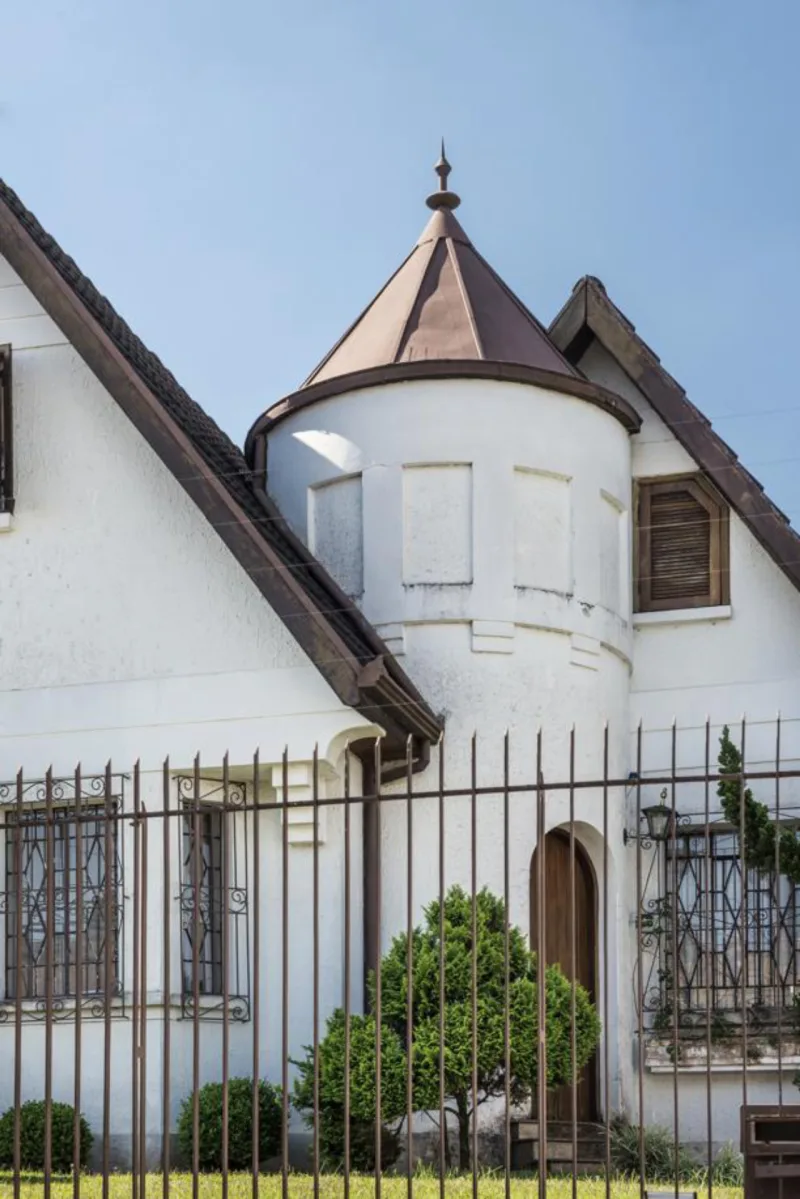 Cobertura plana de telhado que imita uma cúpula em casa próxima ao Cemitério Municipal de Curitiba. Foto: Leticia Akemi/Gazeta do Povo.