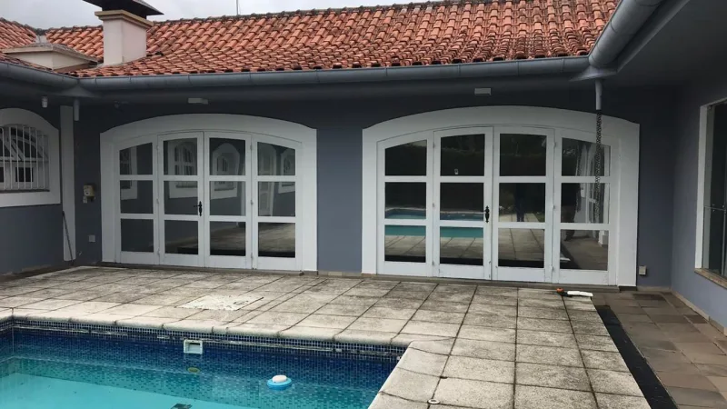 Área da piscina foi transformada em pátio central da escola.